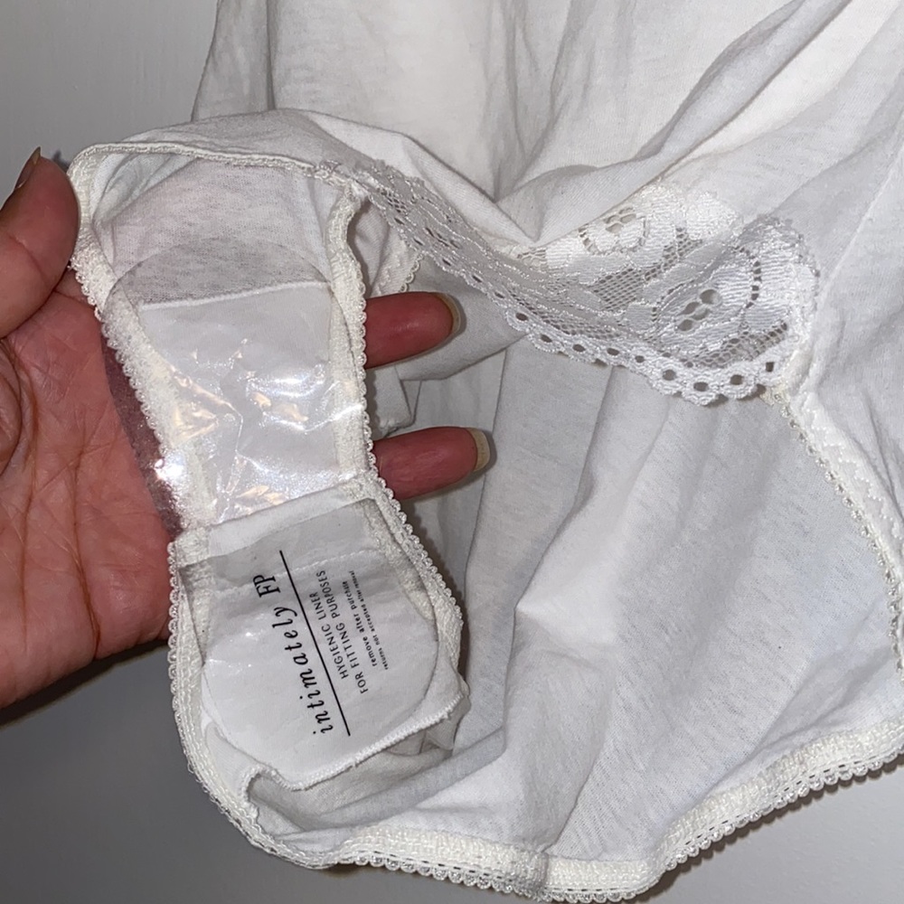 FREE PEOPLE
Intimately Fp Side Of Sass Lace Trim Bodysuit In White - Picture 8 of 9